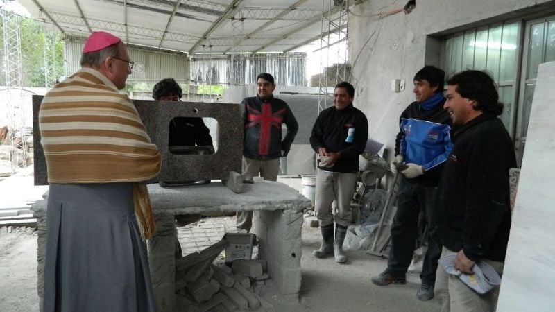 El Obispo visitó la escuelita social y el club 9 de Julio