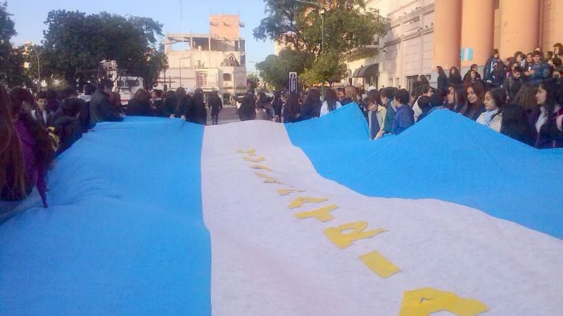 Alumnos entregaron escarapelas en el centro