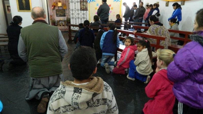 El Obispo con vecinos y misioneros del oratorio Divino Niño Jesús en Villa Eumelia