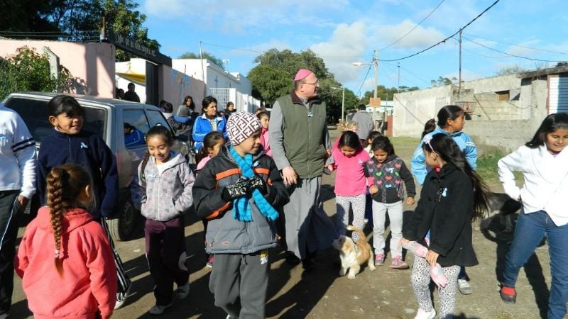 El Obispo con vecinos y misioneros del oratorio Divino Niño Jesús en Villa Eumelia