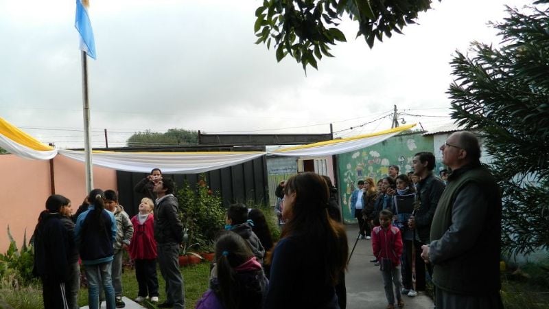 El Obispo con vecinos y misioneros del oratorio Divino Niño Jesús en Villa Eumelia