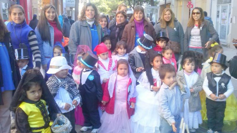 Los más pequeños entregaron escarapelas