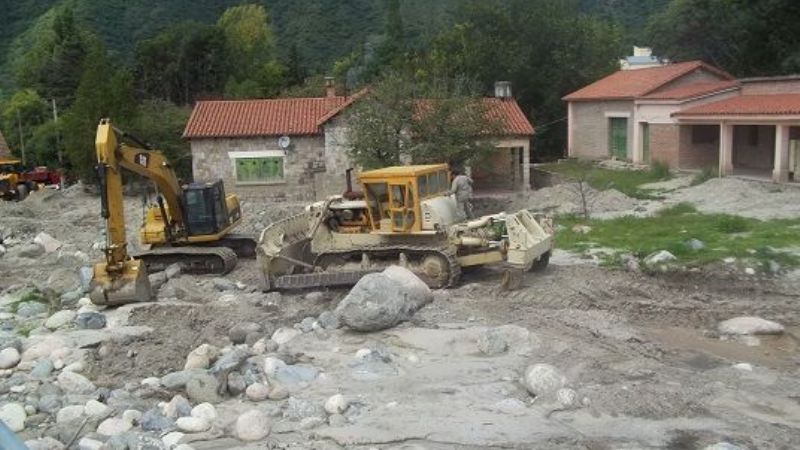 Obras Públicas limpia el Río Ambato
