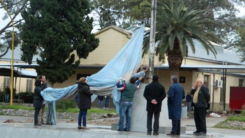 Izamiento de la Bandera y misa por el 25 de Mayo‏