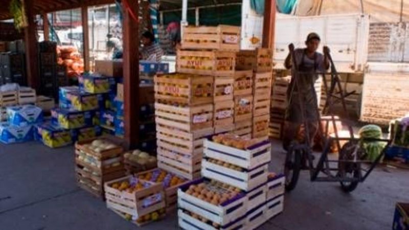 Le prohibieron el ingreso al Mercado de Abasto y se cortó los brazos