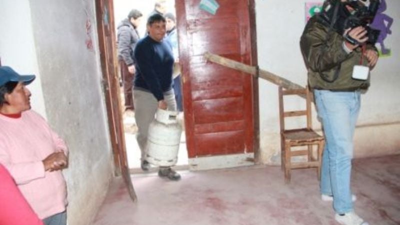 Entrega de materiales para la escuela de Toro Yaco