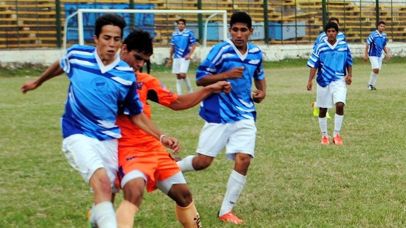 Salta aprovechó el mal momento “Santo” y quedó solo en la “B”