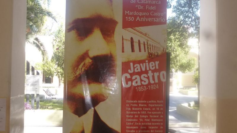 Alumnos ilustres del Colegio Nacional, en banners a la vista del público