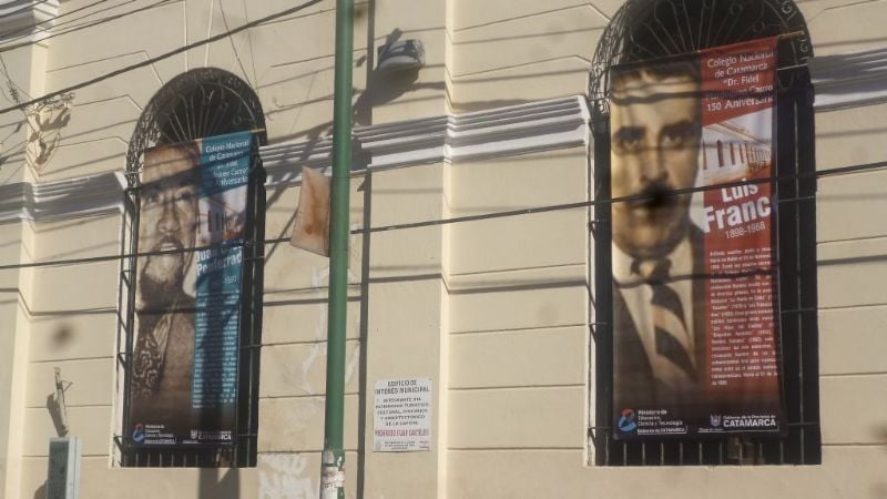 Alumnos ilustres del Colegio Nacional, en banners a la vista del público