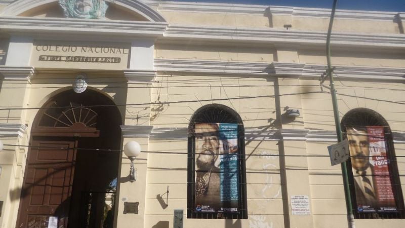 Alumnos ilustres del Colegio Nacional, en banners a la vista del público