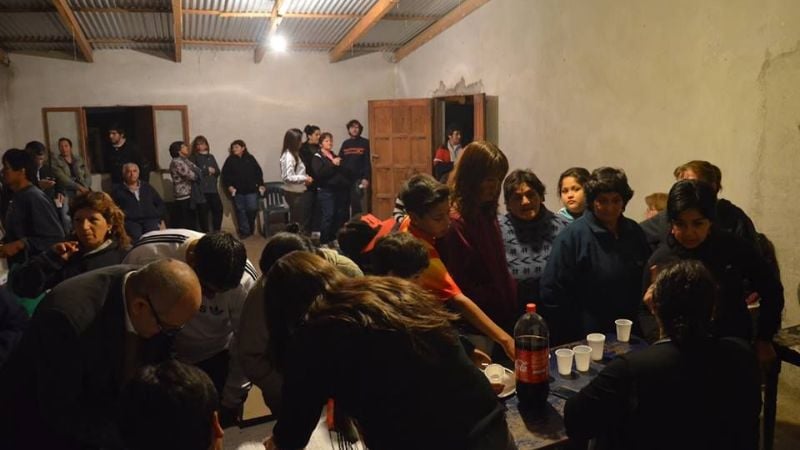 Natalia Soria con vecinos del barrio 17 de Octubre