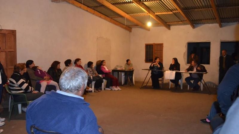 Natalia Soria con vecinos del barrio 17 de Octubre