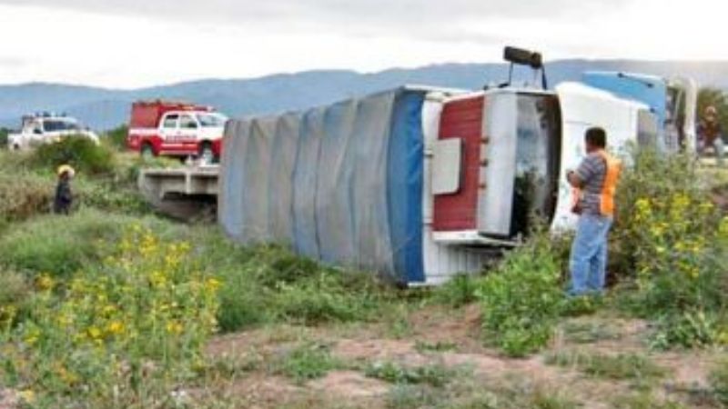 Camionero que venía a Catamarca volcó en Ruta Nacional N°38