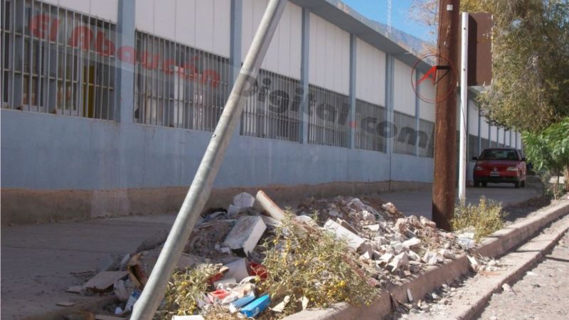 Obstáculos en la vereda de una escuela céntrica de Fiambalá