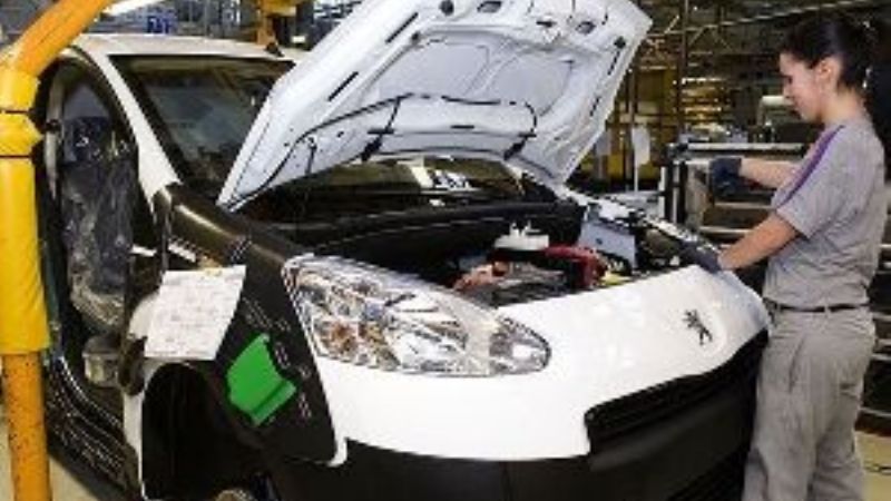Peugeot suprimió un turno de producción y suspendió a 1000 obreros