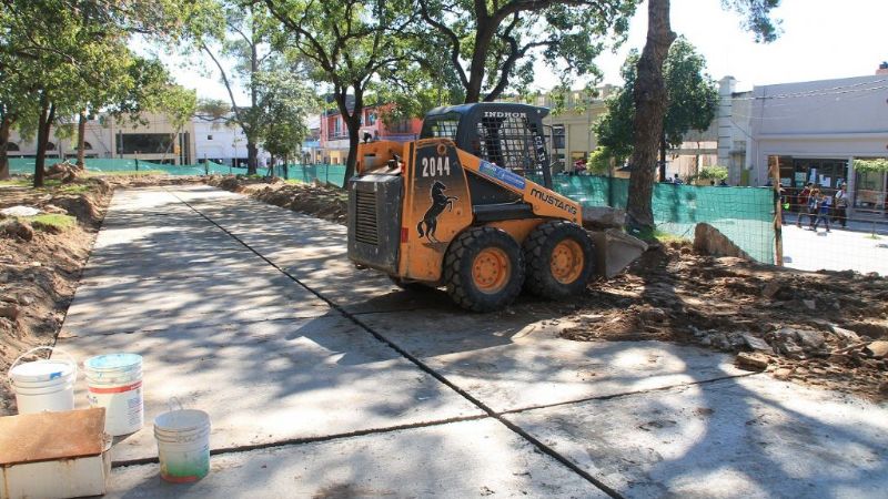 La comuna está recuperando los taludes originales de la plaza