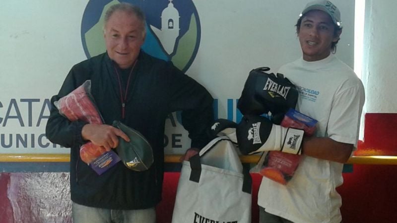 Entrega de elementos de boxeo al Club Villa Cubas