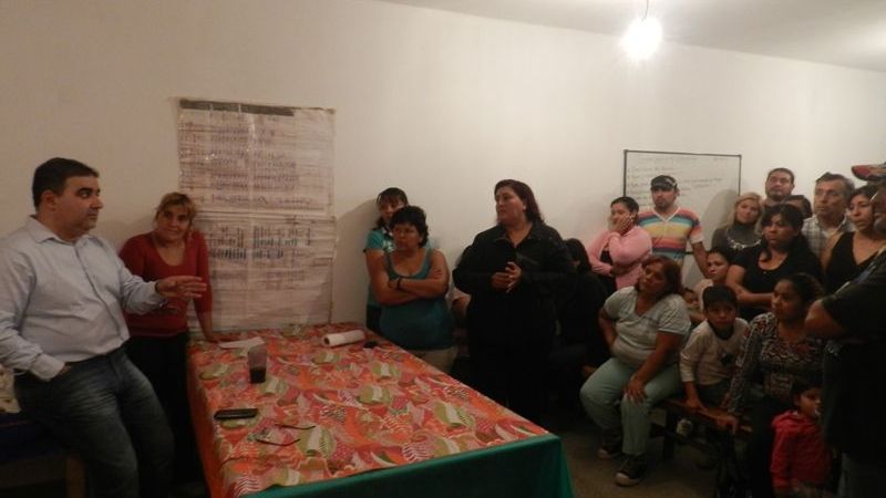 Jalil junto a los vecinos de "Mi Jardín"