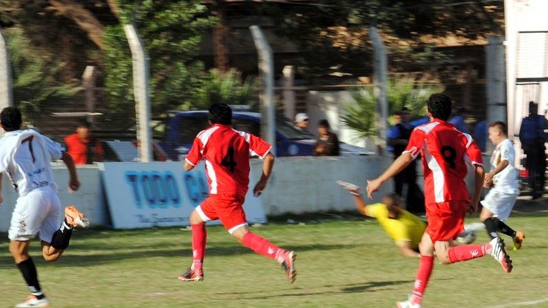 Defensores goleó al CAI y también es escolta en la “A”