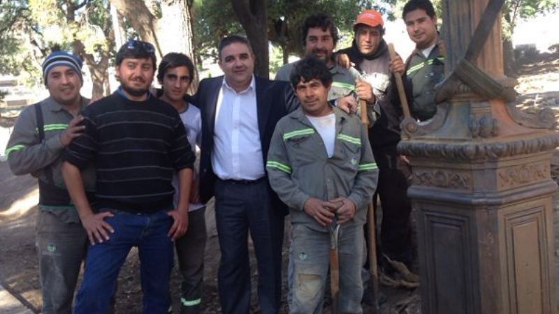 Recuperan las columnas originales de la Plaza