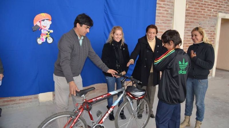 Entregaron bicicletas y becas para el transporte en Valle Viejo