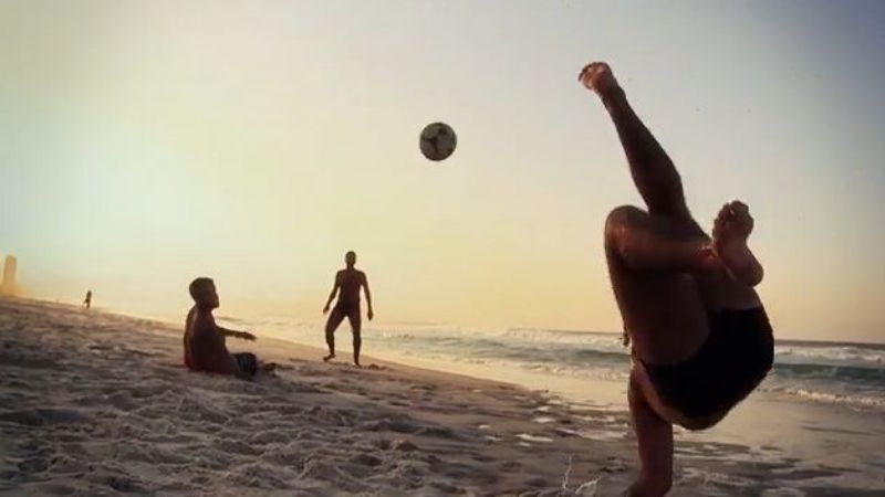 Escuchá la canción del programa que conducen Maradona y Vïctor Hugo