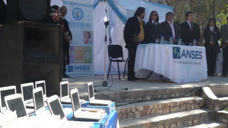 Entrega de netbooks y equipamiento para escuelas santamarianas