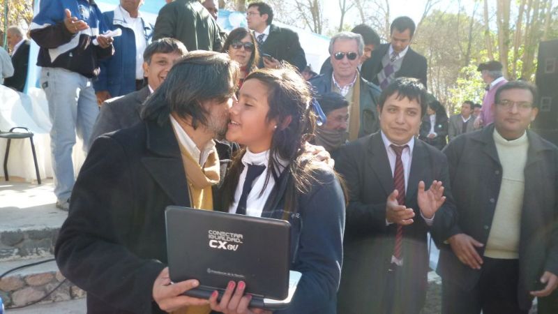 Entrega de netbooks y equipamiento para escuelas santamarianas