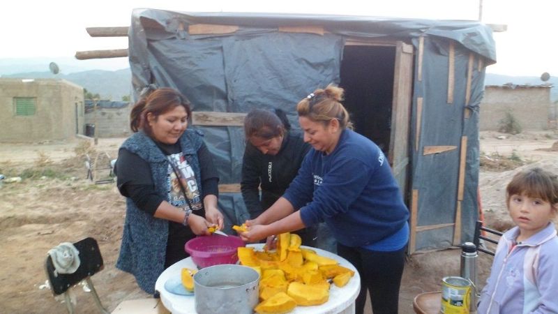 Locro solidario en el barrio Papa Francisco