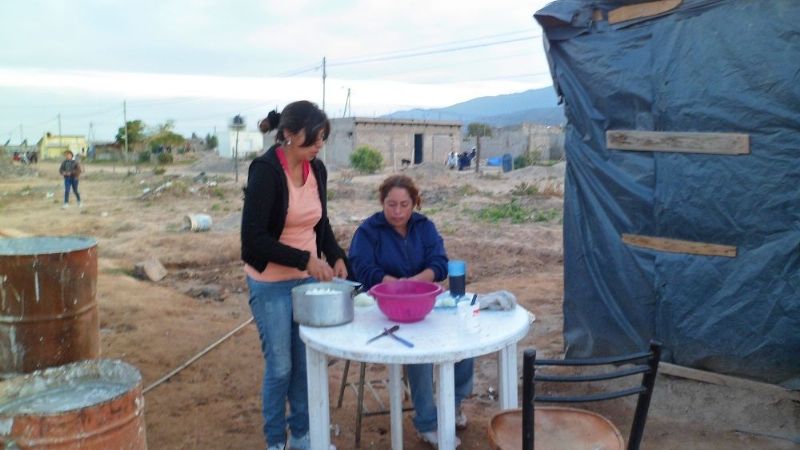 Locro solidario en el barrio Papa Francisco