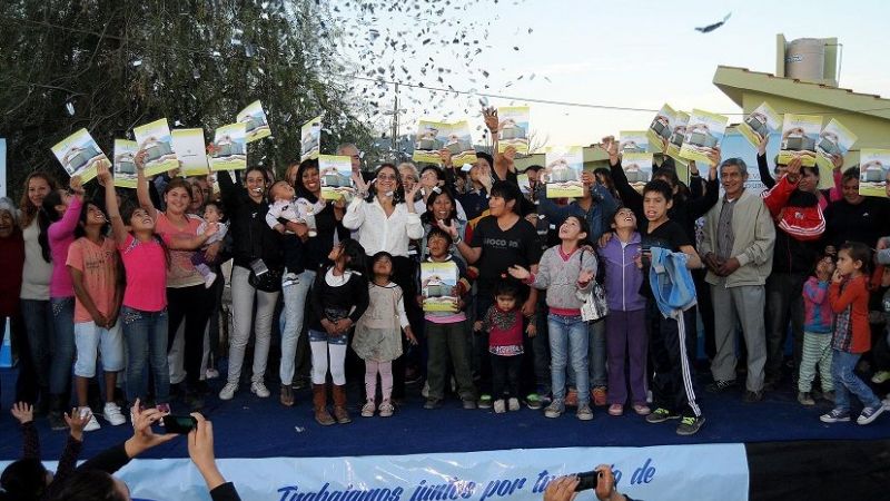 La gobernadora entregó 12 viviendas y 30 soluciones habitacionales