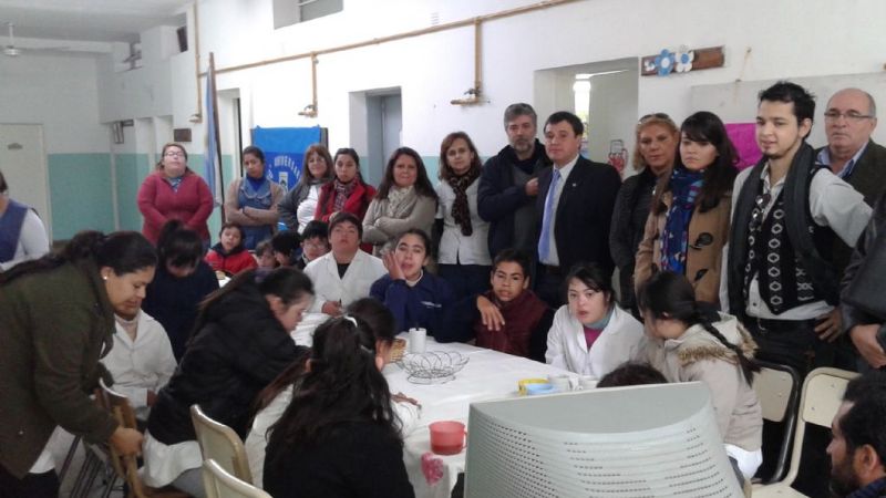 Instalan sala de informática en APANE