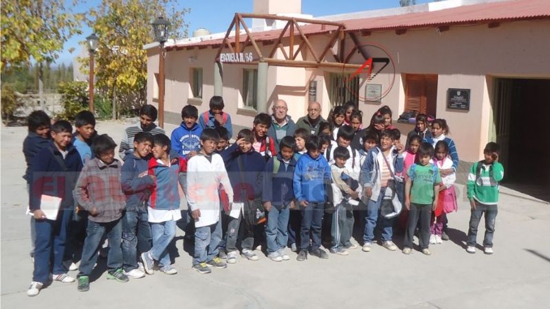 Turistas solidarios cumplen el sueño a niños de Punta del Agua