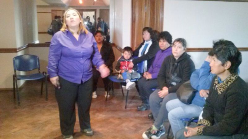 Mujeres ultiman detalles para la Feria Americana en el barrio San Antonio Sur