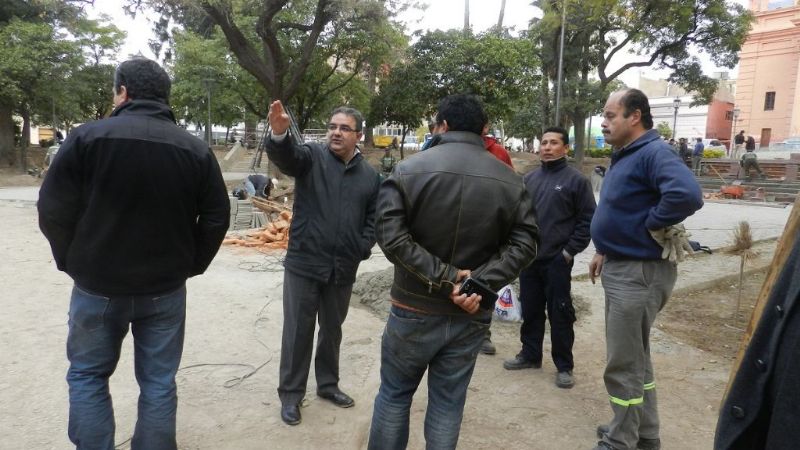 Ya se está parquizando la Plaza 25 de Mayo