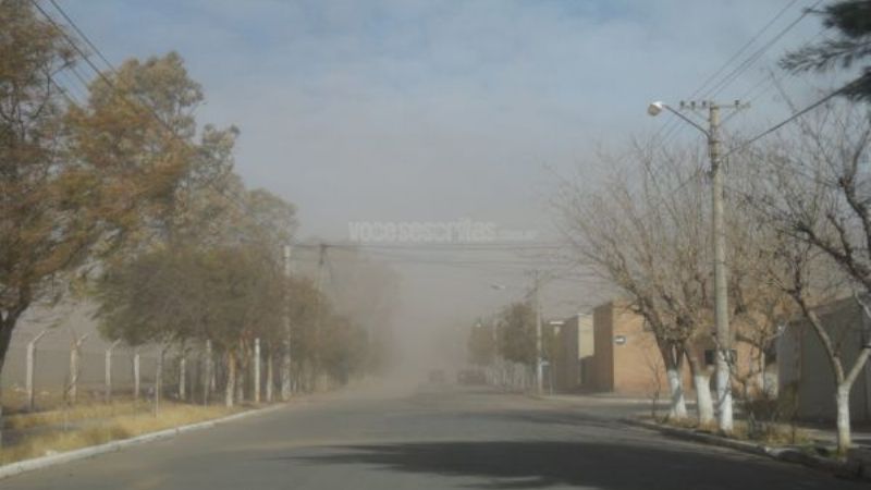 Fuerte zonda obligó a suspender clases en Tinogasta