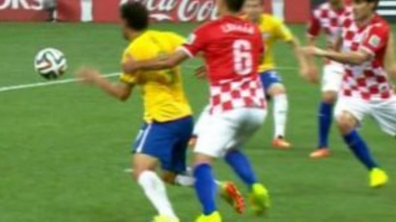 No hubo penal de Lovren a Fred, que se dejó caer Ampliar
