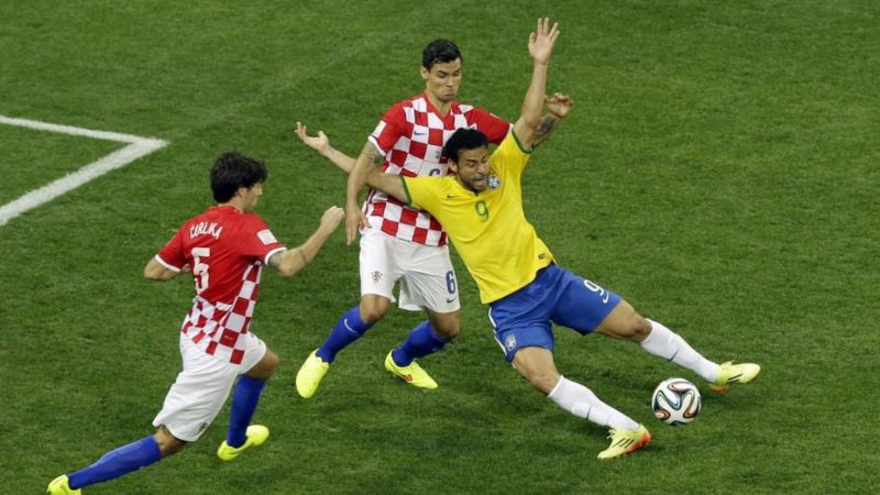 No hubo penal de Lovren a Fred, que se dejó caer Ampliar