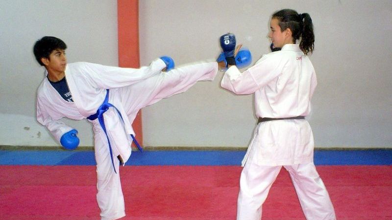 Karatecas juveniles entrenan para el Sudamericano de Sucre