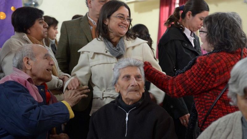 Lucía visitó el Hogar de Ancianos