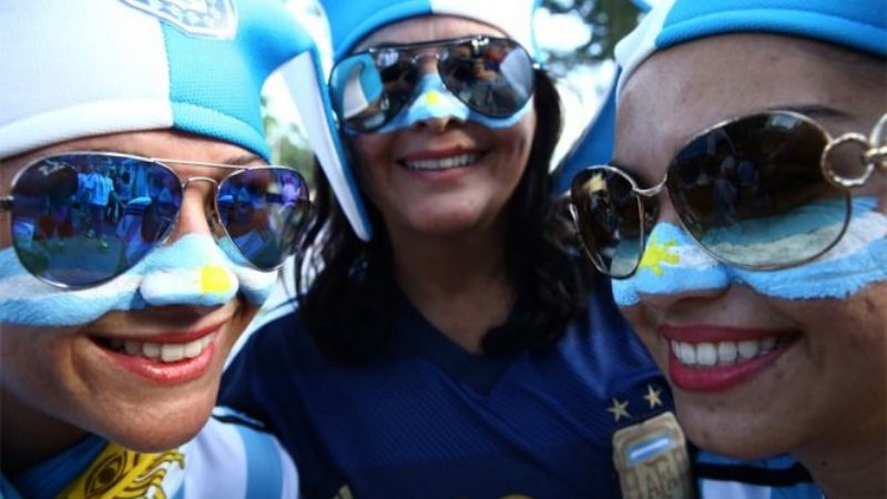 Miles de argentinos "invaden" Copacabana a la espera del debut