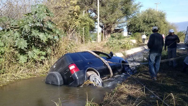 Perdió el control de su camioneta y cayó dentro de un canal de riego