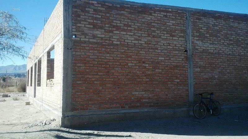 Corralón demora la entrega de las chapas a la Escuela “Niños de Praga”