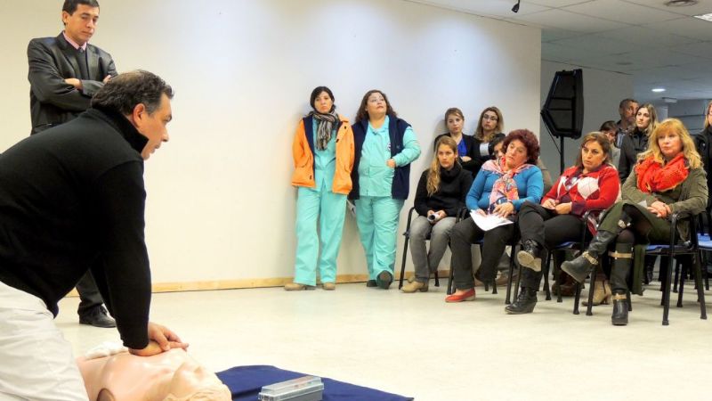 Capacitación en técnicas de reanimación cardiopulmonar y primeros auxilios