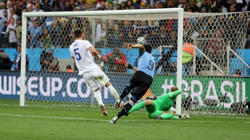 Uruguay le ganó a Inglaterra con dos goles de Luis Suárez