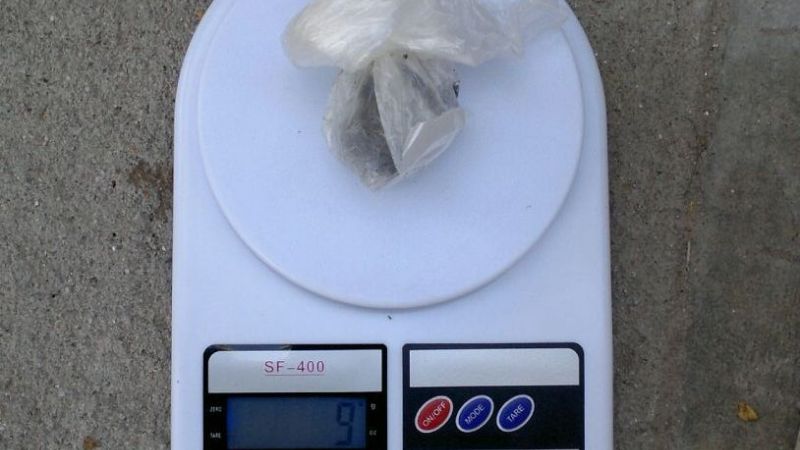 Golpeó a una mujer y cuando lo detuvieron le encontraron droga