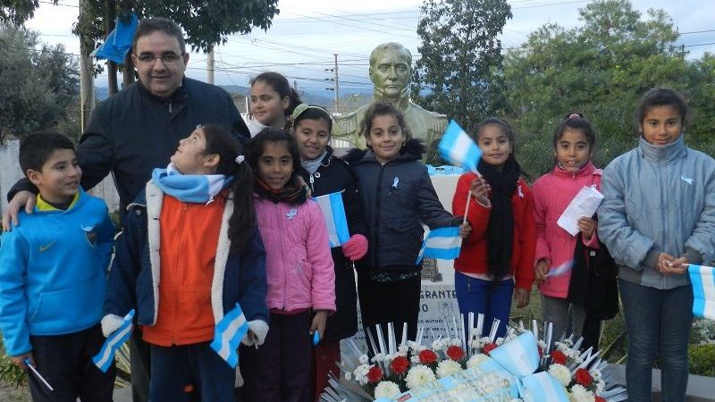 Jalil realizó una ofrenda en el busto de Manuel Belgrano