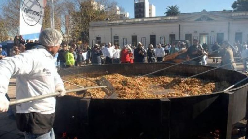 Preparan el guiso de lentejas más grande del mundo en La Plata