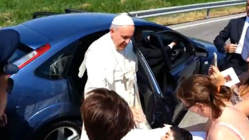 El Papa paró en una ruta para saludar a un joven postrado que esperaba su paso