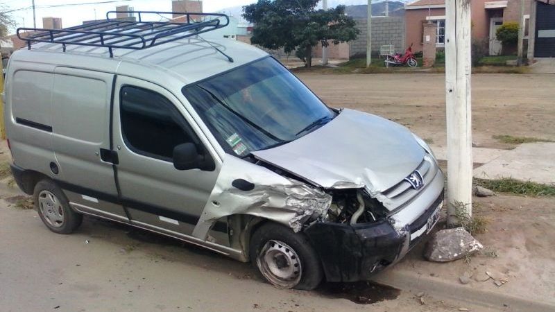 Se estrelló contra un poste por esquivar una camioneta